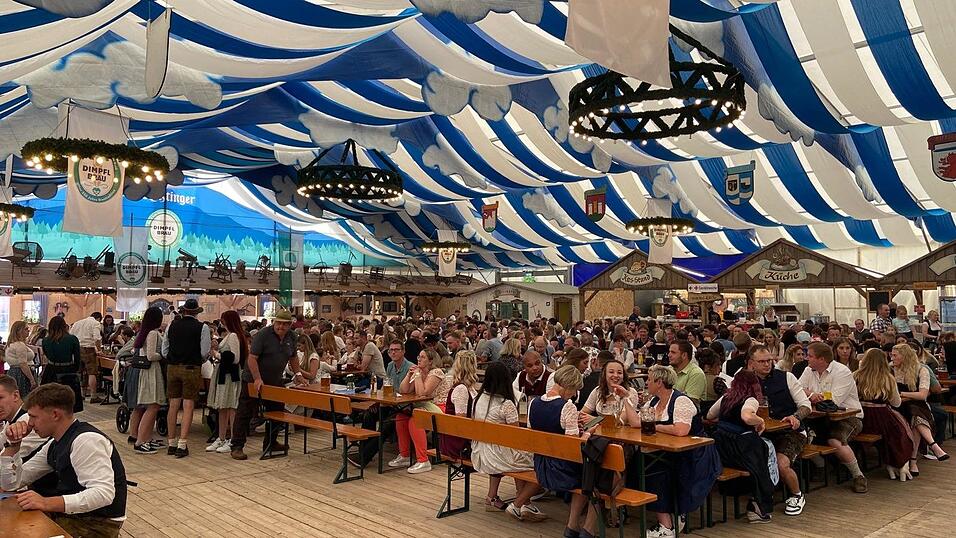 Schnell gef&uuml;llt war das Zelt.&nbsp;