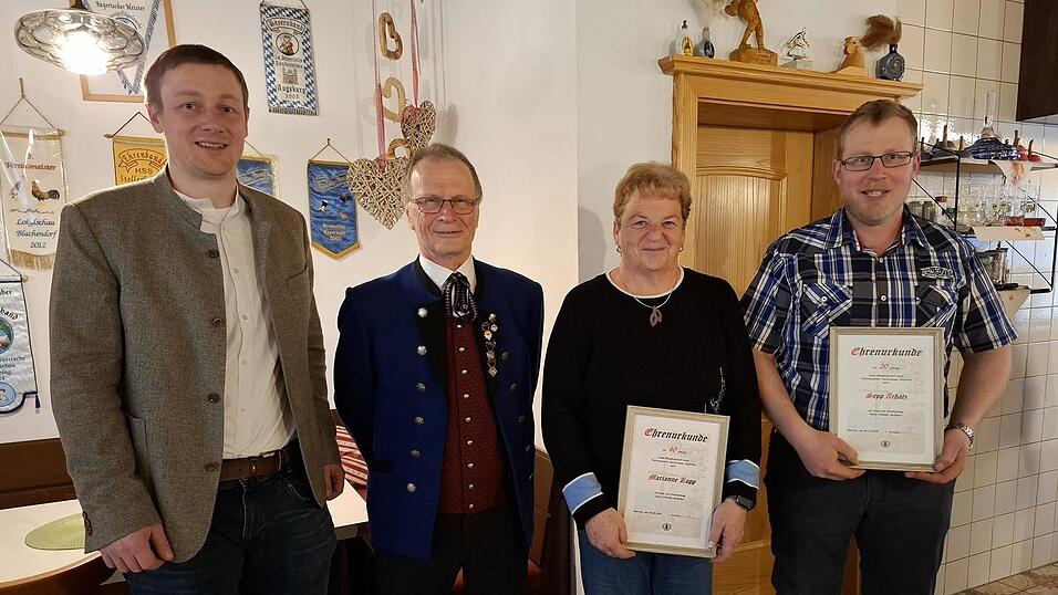 Für 20 Jahre wurde Josef Achatz jun. (v. r.) und für 40 Jahre Marianne Kopp ausgezeichnet, es gratulierten Vorstand Helmut Jungbeck und Bürgermeister Johannes Vogl. Für 20 Jahre wurde Josef Achatz jun. (v. r.) und für 40 Jahre Marianne Kopp ausgezeichnet, es gratulierten Vorstand Helmut Jungbeck und Bürgermeister Johannes Vogl.