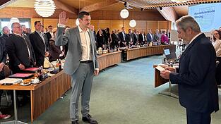 Der dienstälteste Kreisrat Ludwig Reger (rechts) nimmt die Vereidigung des neuen Landrats Christian Schindler vor. Der dienstälteste Kreisrat Ludwig Reger (rechts) nimmt die Vereidigung des neuen Landrats Christian Schindler vor.