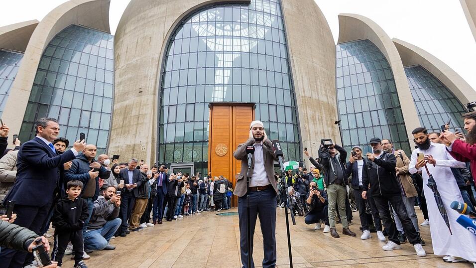Muezzin Mustafa Kader, Imam der Moschee, ruft in der Zentralmoschee der DITIB (T&uuml;rkisch-Islamische Union der Anstalt f&uuml;r Religion) Muslime zum Gebet. An der K&ouml;lner Moschee rief der Muezzin erstmals &uuml;ber Lautsprecher zum Gebet. Der Ruf durfte maximal f&uuml;nf Minuten dauern und bei den Anwohnern h&ouml;chstens mit einer Lautst&auml;rke von 60 Dezibel ankommen.