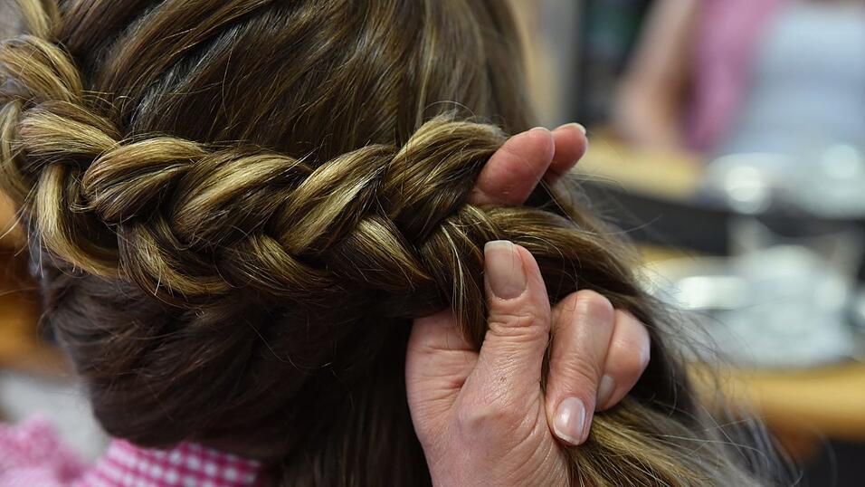 Flechten Sie den Zopf einmal rund herum bis zur anderen Seite. Flechten Sie den Zopf einmal rund herum bis zur anderen Seite.