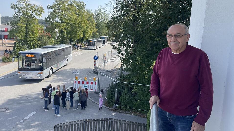 Von seinem Balkon hat Franz Pani Blick auf die Haltestellen und Schulbusse in der Gobener Straße. Von seinem Balkon hat Franz Pani Blick auf die Haltestellen und Schulbusse in der Gobener Straße.