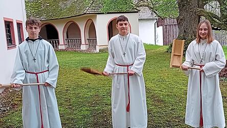 Die Ministranten (v.l.) Jakob Veitl, Stefan Wagner und Janina Wagner ratschen auf dem Kreuzberg zum Gottesdienst.