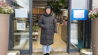 Kerstin Kilger von der Firmengruppe Leibl an der Schiebet&uuml;r, die der T&auml;ter aufhebelte und so in das Gesch&auml;ft gelangte.