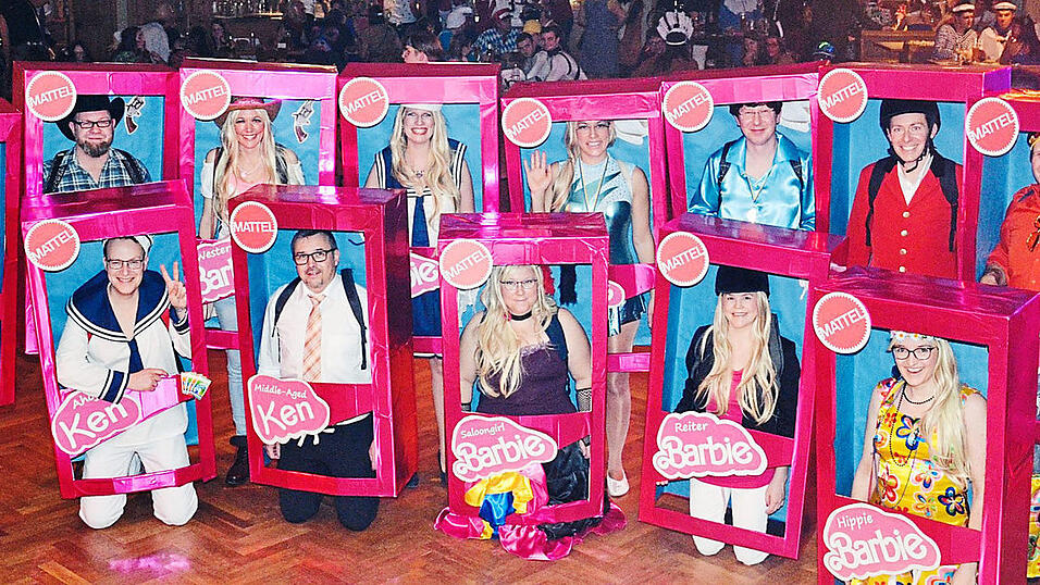 They are Barby girls - and boys. Gut in Schale (im doppelten Wortsinn) präsentierte sich der Feuerwehr-Spielmannszug auf seinem Faschingsball. They are Barby girls - and boys. Gut in Schale (im doppelten Wortsinn) präsentierte sich der Feuerwehr-Spielmannszug auf seinem Faschingsball.