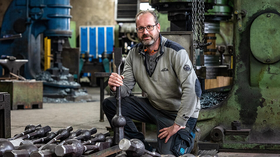 Martin Wensauer vom Rottaler Hammerwerk mit verschiedenen Glockenkl&ouml;ppeln. Er ist der Gesch&auml;ftsf&uuml;hrer des Familienunternehmens.