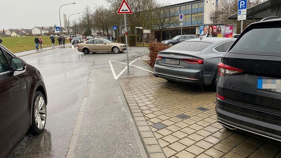 Morgens und auch mittags (siehe Foto) geht es an der Einm&uuml;ndung der Josef-Wiesm&uuml;ller-Stra&szlig;e in die Pater-Wilhelm-Fink-Stra&szlig;e zu wie in einem Taubenschlag.