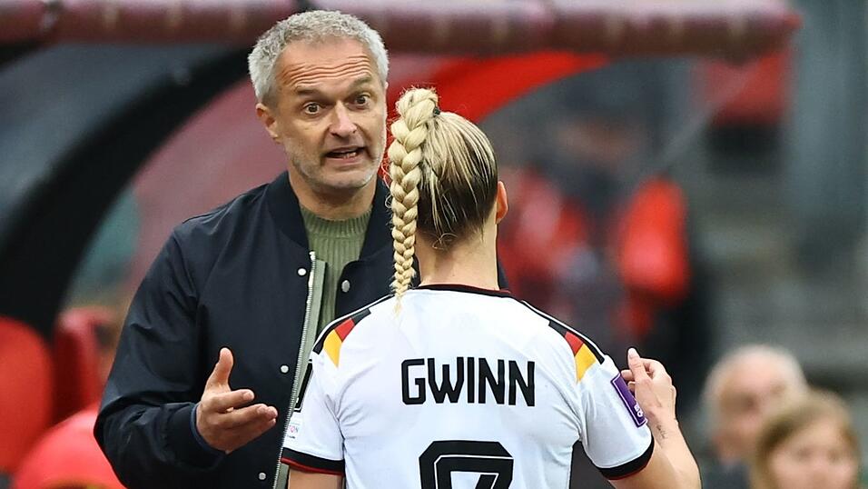 Im Dialog: Bundestrainer Christian W&uuml;ck und DFB-Kapit&auml;nin Giulia Gwinn.