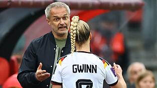 Im Dialog: Bundestrainer Christian Wück und DFB-Kapitänin Giulia Gwinn. Im Dialog: Bundestrainer Christian Wück und DFB-Kapitänin Giulia Gwinn.