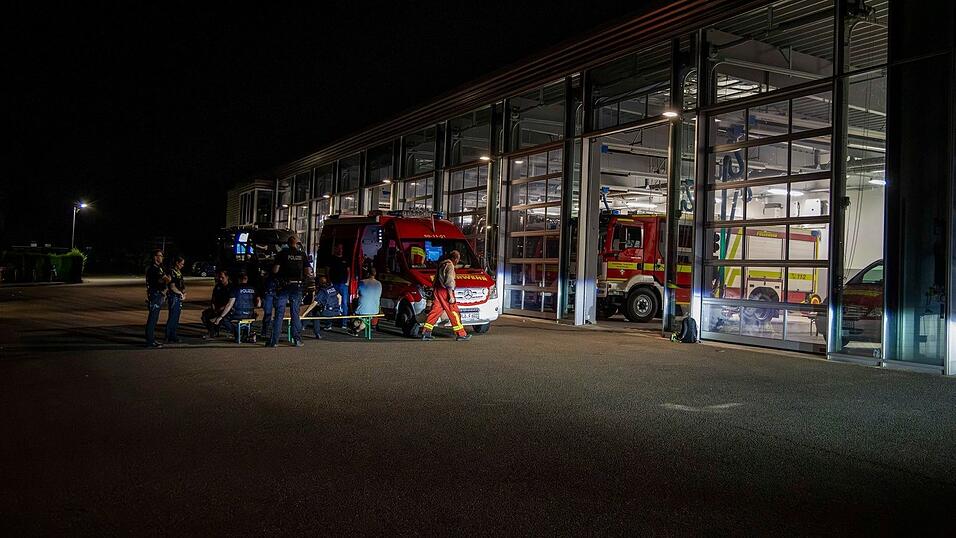 Einsatzkräfte treffen sich vor der Feuerwehrwache in Preetz. Einsatzkräfte treffen sich vor der Feuerwehrwache in Preetz.