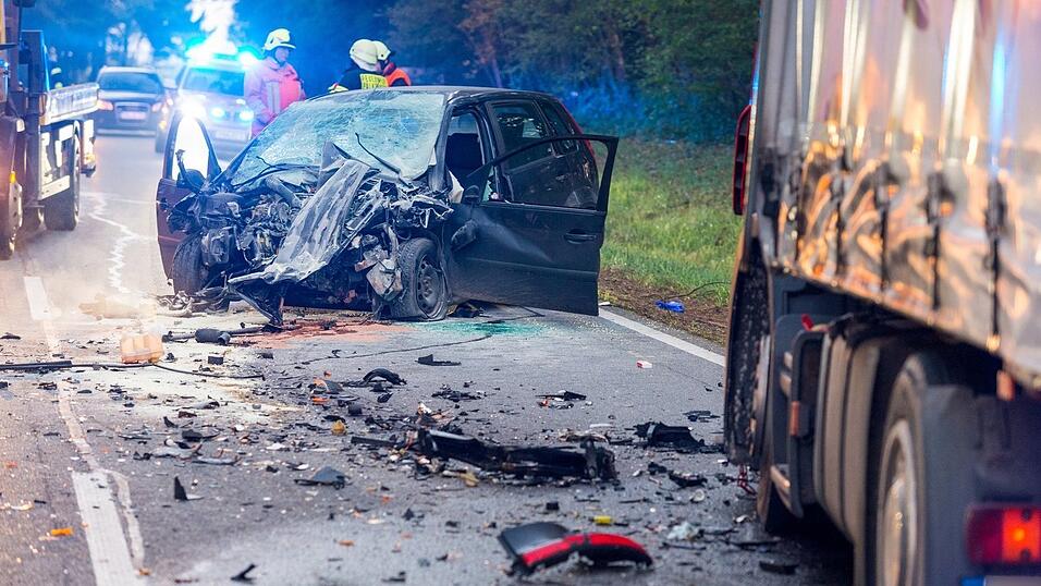 Eine Autofahrerin ist auf der B20 bei Falkenberg frontal in einen Lastwagen gekracht und dabei gestorben. (Foto: Mathias Adam)