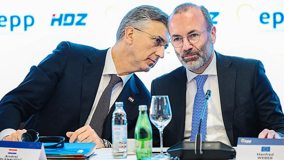 Manfred Weber (r.) im Gespräch mit Kroatiens Ministerpräsident Andrej Plenkovic. Die EU muss sich verändern, darüber besteht weitgehend Einigkeit in der EVP-Parteienfamilie. Nur über das wie sehr nicht. Manfred Weber (r.) im Gespräch mit Kroatiens Ministerpräsident Andrej Plenkovic. Die EU muss sich verändern, darüber besteht weitgehend Einigkeit in der EVP-Parteienfamilie. Nur über das wie sehr nicht.