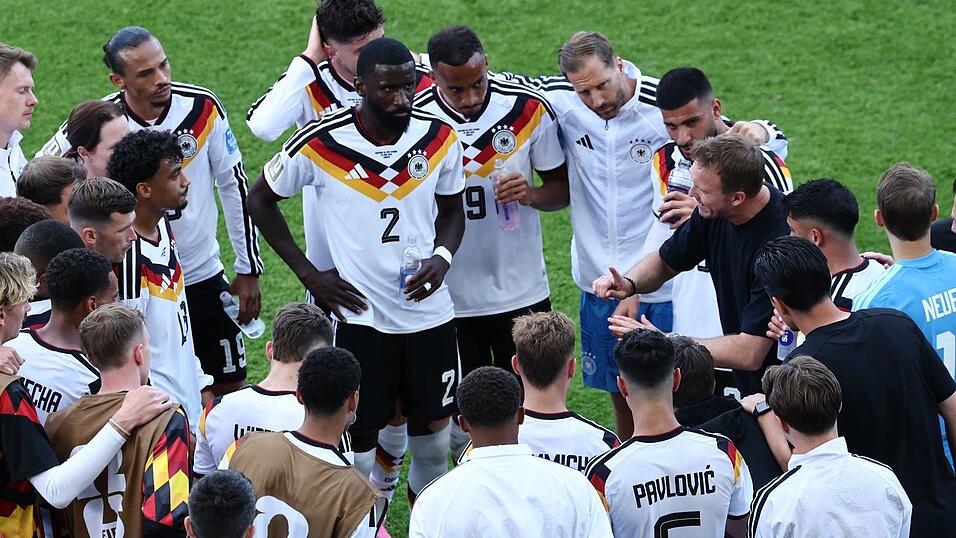 Plötzlich wieder mittendrin und im Fokus: Antonio Rüdiger (Nr. 2) während einer Trinkpause gegen die Elfenbeinküste. Plötzlich wieder mittendrin und im Fokus: Antonio Rüdiger (Nr. 2) während einer Trinkpause gegen die Elfenbeinküste.