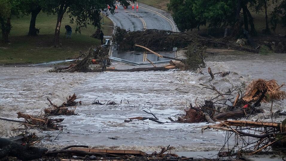 Weiter heftiger Regen in Texas erwartet. Weiter heftiger Regen in Texas erwartet.