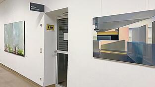 Die streng komponierten Werke von Tobias Stutz passen mit ihrer Geradlinigkeit und geometrischen Wirkung perfekt zur Umgebung.