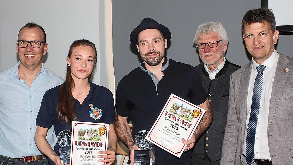 B&uuml;rgermeister Christian Pr&ouml;bst v.r. und sein Vertreter Bernd Scheumaier sowie Sportleiter Michael Pr&ouml;bst (li) mit Sportlerin des Jahres Kathleen Ilse und Sportler des Jahres Philipp Michl.