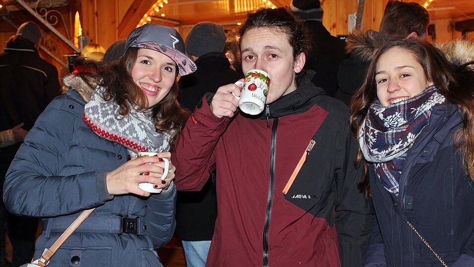 Auch am Samstag, 15. Dezember, strömten wieder etliche Besucher aus Landshut und Umgebung zur Weihnachtspyramide am Alten Viehmarkt. Auch am Samstag, 15. Dezember, strömten wieder etliche Besucher aus Landshut und Umgebung zur Weihnachtspyramide am Alten Viehmarkt.