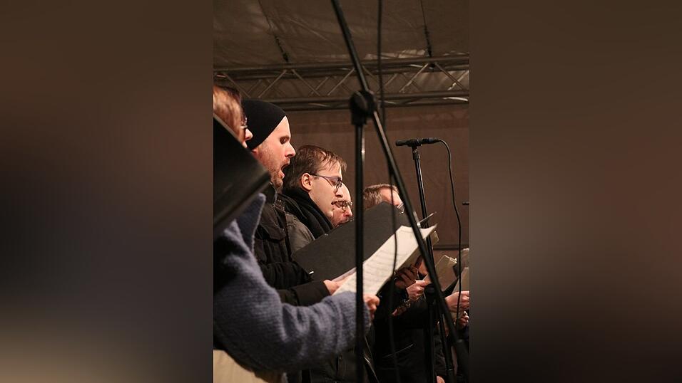 Der Weihnachtsmarkt auf Schloss Sankt Emmeram in Regensburg wurde am Freitag feierlich er&ouml;ffnet.