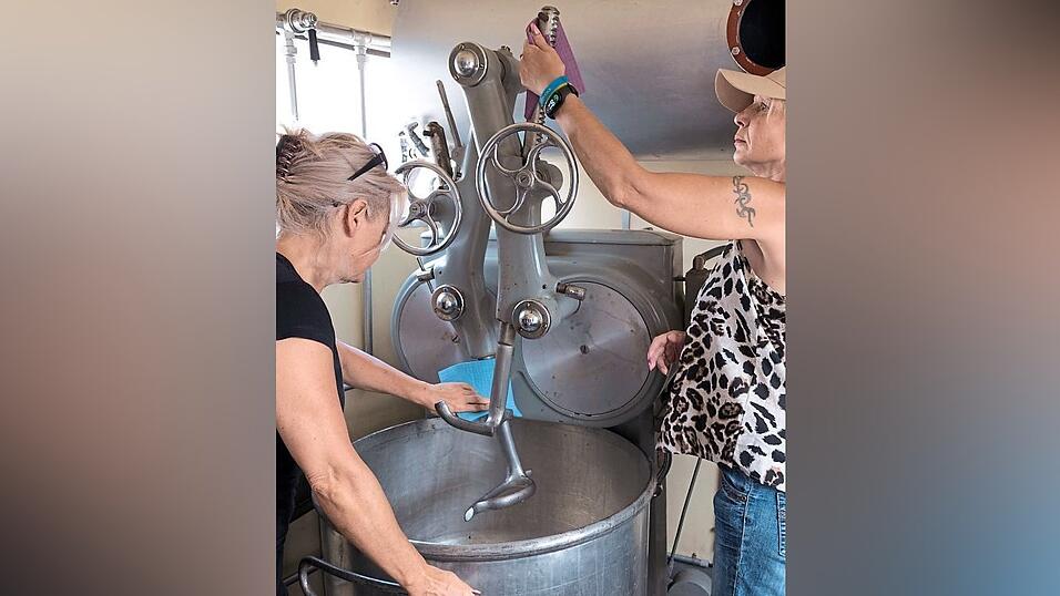 Ukrainische Space-Eye-Mitarbeiter r&uuml;hren den Teig an.