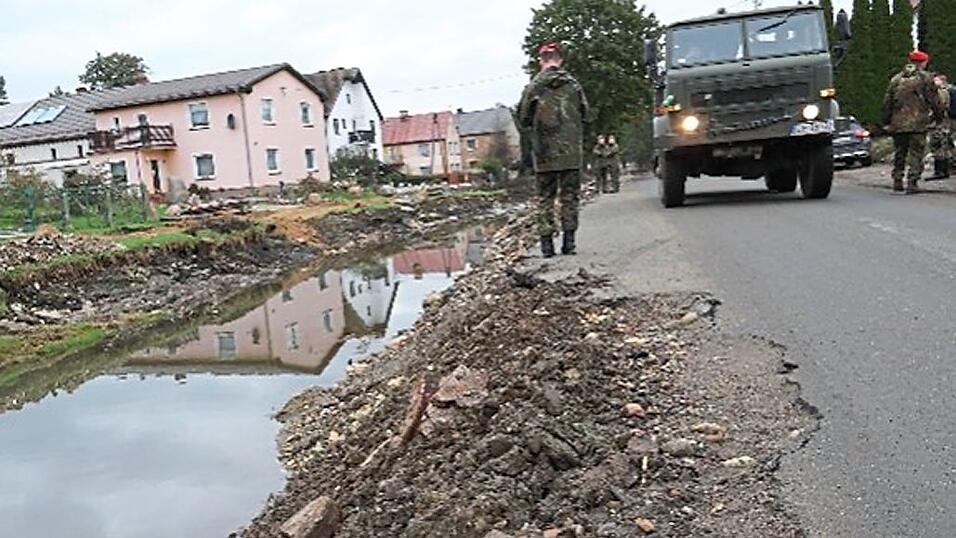 Erkundung der Schäden in Bodzanów: Die Flutwelle der Glucholaska Biela hat die Dorfstraße mitgerissen. Erkundung der Schäden in Bodzanów: Die Flutwelle der Glucholaska Biela hat die Dorfstraße mitgerissen.