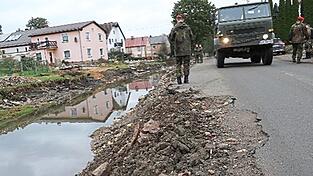 Erkundung der Sch&auml;den in Bodzan&oacute;w: Die Flutwelle der Glucholaska Biela hat die Dorfstra&szlig;e mitgerissen.