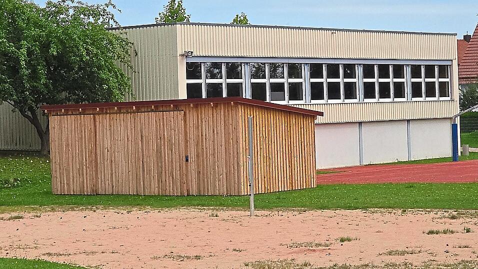 Der Geräteschuppen für Außengeräte am Sportplatz der Grund- und Mittelschule ist fertiggestellt.