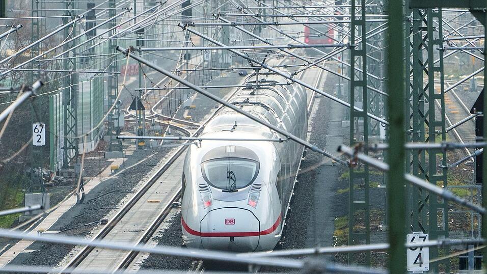 Monatelang war die Riedbahn wegen einer Generalsanierung gesperrt, seitdem sind die Züge nach Angaben der Deutschen Bahn pünktlicher. (Archivbild) Monatelang war die Riedbahn wegen einer Generalsanierung gesperrt, seitdem sind die Züge nach Angaben der Deutschen Bahn pünktlicher. (Archivbild)