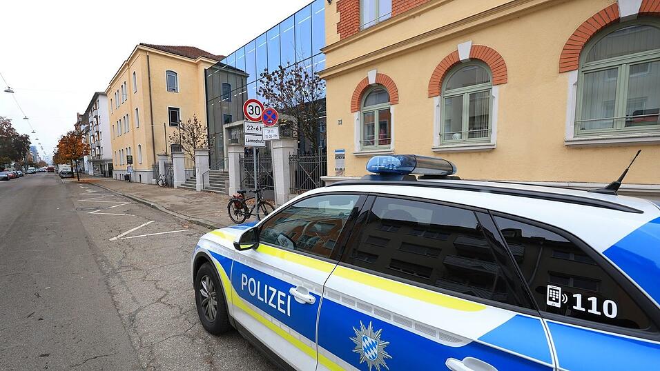 Beim Amtsgericht in Neu-Ulm müssen sich zwei Frauen wegen des Todes eines neugeborenen Jungen verantworten. (Archivbild) Beim Amtsgericht in Neu-Ulm müssen sich zwei Frauen wegen des Todes eines neugeborenen Jungen verantworten. (Archivbild)