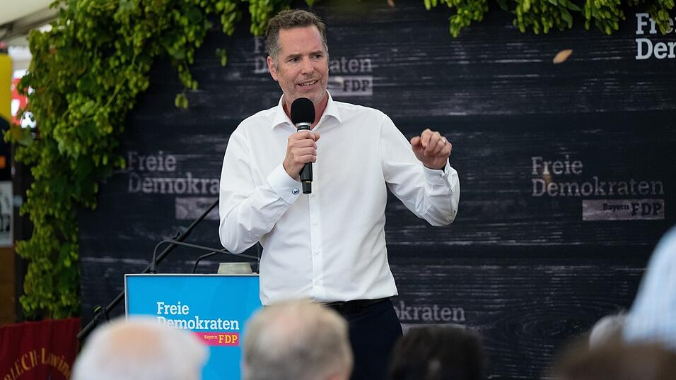 Fraktionsvorsitzender Christian Dürr sieht in der Migration wirtschaftliche Chancen. Trotzdem plädiert er für 'harte Taten' wenn es um die Abschiebung von Straftätern geht. Fraktionsvorsitzender Christian Dürr sieht in der Migration wirtschaftliche Chancen. Trotzdem plädiert er für 'harte Taten' wenn es um die Abschiebung von Straftätern geht.