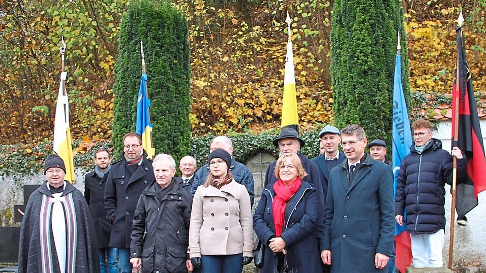 Die Repräsentanten der Landsmannschaften zusammen mit den Rednern der Gedenkveranstaltung.