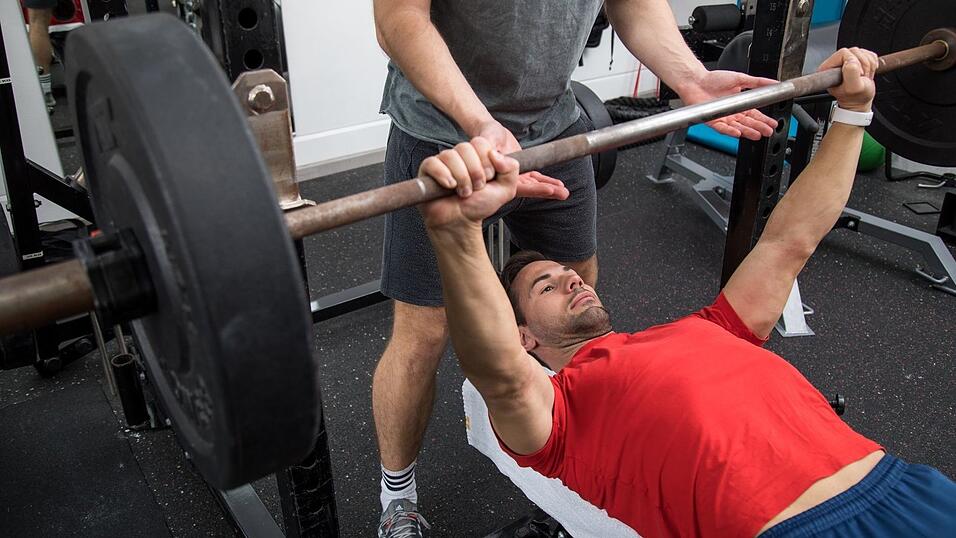 Rückenschmerzen können sowohl durch zu viel als auch durch zu wenig Sport verursacht werden. Rückenschmerzen können sowohl durch zu viel als auch durch zu wenig Sport verursacht werden.