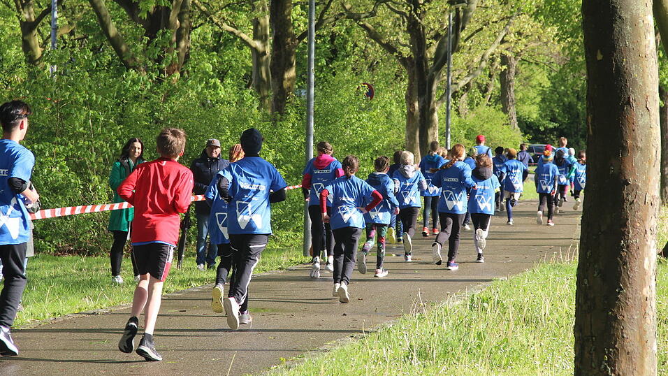 Nasskaltes Aprilwetter lässt die jungen Straubinger Läufer kalt.