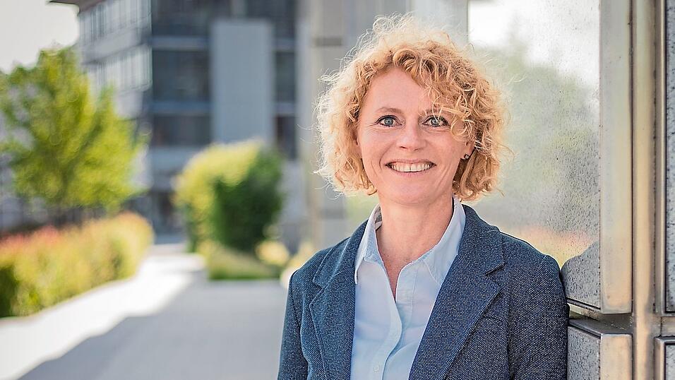 Veronika Lindner ist die Vorsitzende des Verwaltungsrats des Bauunternehmens Lindner. Die Firmengruppe beschäftigt weltweit rund 8.000 Mitarbeiter, davon arbeiten etwa 3.200 am Sitz in Arnstorf. Lindner ist in den Bereichen Innenausbau, Gebäudehülle sowie Isolier- und Gebäudetechnik tätig. Veronika Lindner ist die Vorsitzende des Verwaltungsrats des Bauunternehmens Lindner. Die Firmengruppe beschäftigt weltweit rund 8.000 Mitarbeiter, davon arbeiten etwa 3.200 am Sitz in Arnstorf. Lindner ist in den Bereichen Innenausbau, Gebäudehülle sowie Isolier- und Gebäudetechnik tätig.