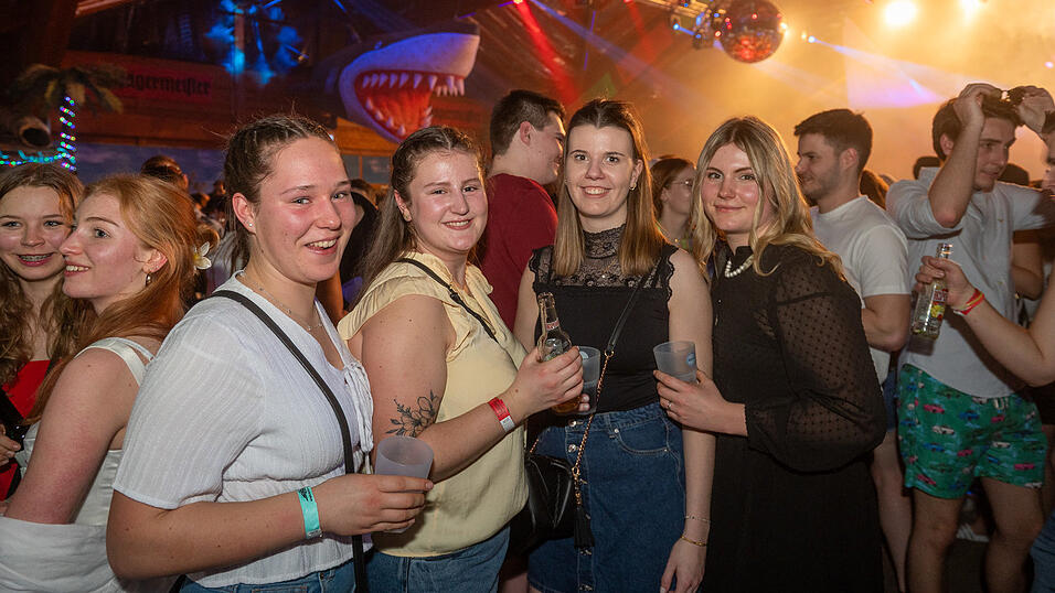 Die besten Bilder vom Samstag zeigen Tanzen und jede Menge Spaß. Die besten Bilder vom Samstag zeigen Tanzen und jede Menge Spaß.