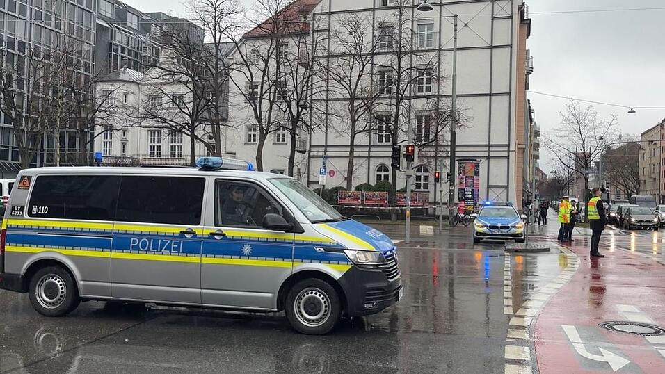 Fotos vom Stiglmaierplatz zeigen verstreute Gegenstände, Menschen in Aufruhr. Fotos vom Stiglmaierplatz zeigen verstreute Gegenstände, Menschen in Aufruhr.