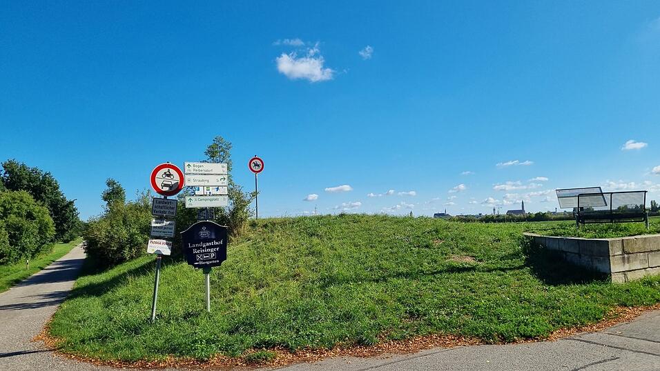 Von der Bank auf dem Kößnach-Damm in Sossau aus hat man einen sehenswerten Blick auf die Stadt Straubing. Von der Bank auf dem Kößnach-Damm in Sossau aus hat man einen sehenswerten Blick auf die Stadt Straubing.