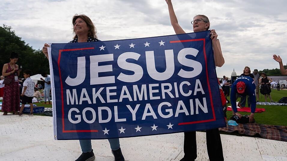 &laquo;Jesus mach Amerika wieder gottesf&uuml;rchtig&raquo;, steht auf einem Banner bei der Gebetsveranstaltung.