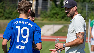 Thomas Kelbel, hier im Gespr&auml;ch mit Trainer Max Bachl-Staudinger (r.), macht seine Sache in dieser Saison bisher stark - schon zwei Tore hat der Offensivspieler erzielen k&ouml;nnen.