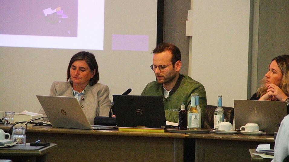 Kreiskämmerer Stefan Schmerbeck lieferte den Zwischenstand zum Haushalt 2026. Kreiskämmerer Stefan Schmerbeck lieferte den Zwischenstand zum Haushalt 2026.