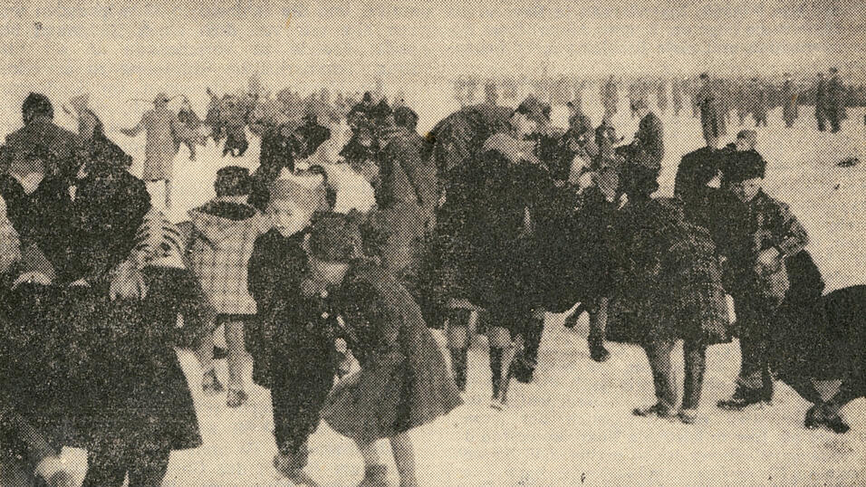 Das Tagblatt schrieb 1950 unter dieses Bild: 'Mit einem Freudengeheul st&uuml;rzen sich die Kleinen auf die bunten S&uuml;&szlig;igkeiten.'
