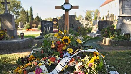 Ein Kreuz steht im September 2018 auf dem frischen Grab von Sophia L&ouml;sche auf dem Katharinenfriedhof in Amberg. Die beim Trampen get&ouml;tete Studentin ist im Familien- und Freundeskreis beigesetzt worden.