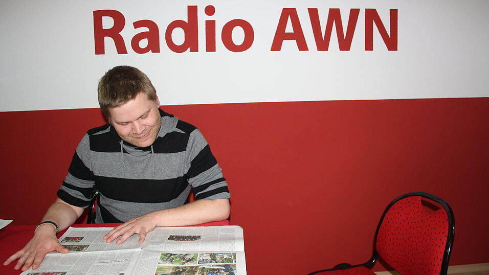 Die Recherche gehört zur Vorbereitung. Marko kommt immer eine Stunde vor seiner Sendung in die Arbeit, liest Zeitung und trifft sich mit Kollegen zur Themenkonferenz.