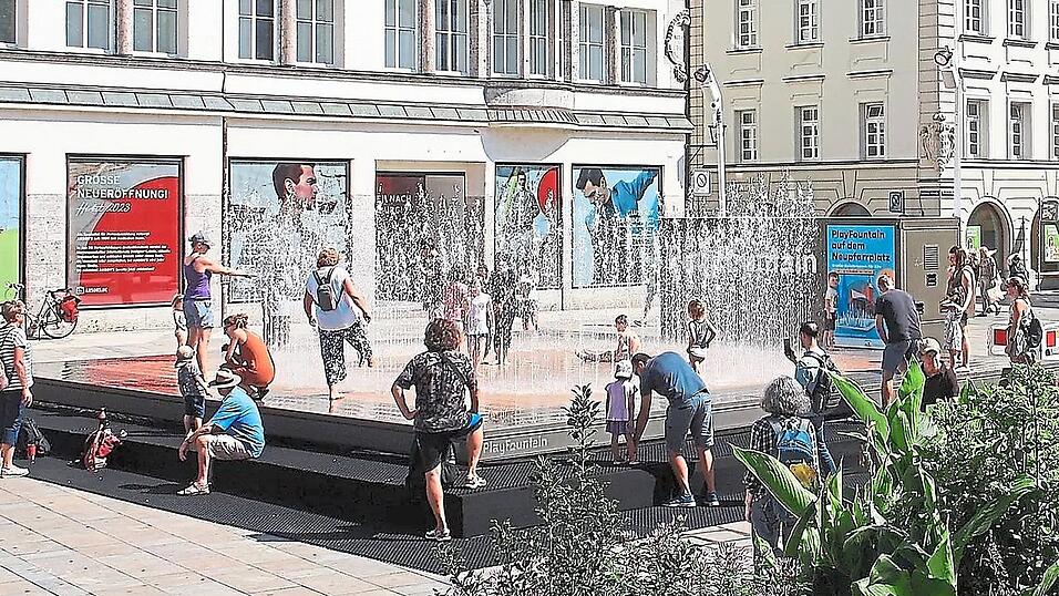 Spiel und Spa&szlig; im k&uuml;hlen Nass: Im August wird die Playfountain wieder am Neupfarrplatz stehen. Die hohen Kosten f&uuml;hrten im Finanzausschuss aber f&uuml;r eine gr&ouml;&szlig;ere Debatte um den Nutzen des Events.
