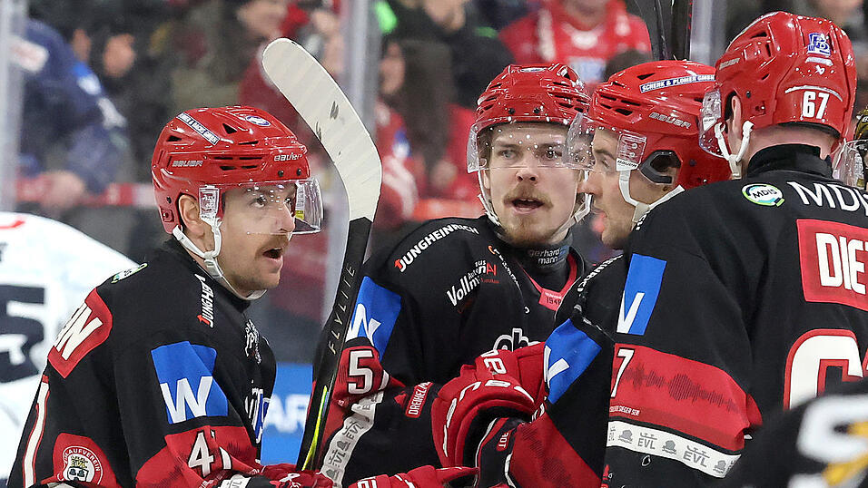 Etwas Erleichterung: Nach dem Arbeitssieg gegen Weiden kann der EV Landshut um Siegtorsch&uuml;tze Jakob Mayenschein, Jesse Koskenkorva, Julian Kornelli und Stanislav Dietz (v.l.) erst einmal aufatmen.