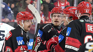 Etwas Erleichterung: Nach dem Arbeitssieg gegen Weiden kann der EV Landshut um Siegtorschütze Jakob Mayenschein, Jesse Koskenkorva, Julian Kornelli und Stanislav Dietz (v.l.) erst einmal aufatmen. Etwas Erleichterung: Nach dem Arbeitssieg gegen Weiden kann der EV Landshut um Siegtorschütze Jakob Mayenschein, Jesse Koskenkorva, Julian Kornelli und Stanislav Dietz (v.l.) erst einmal aufatmen.