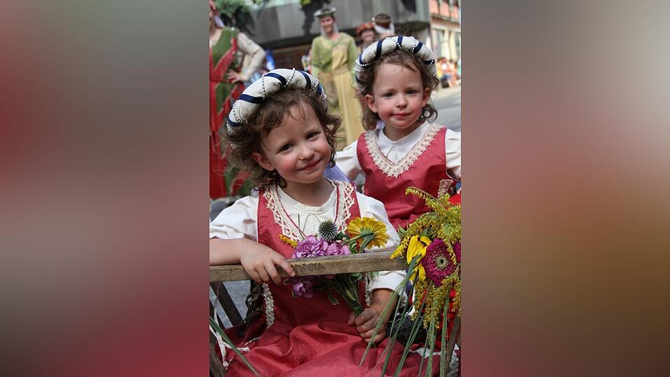 Die schönsten Augenblicke des historischen Drachenstich-Festzuges 2016. Die schönsten Augenblicke des historischen Drachenstich-Festzuges 2016.
