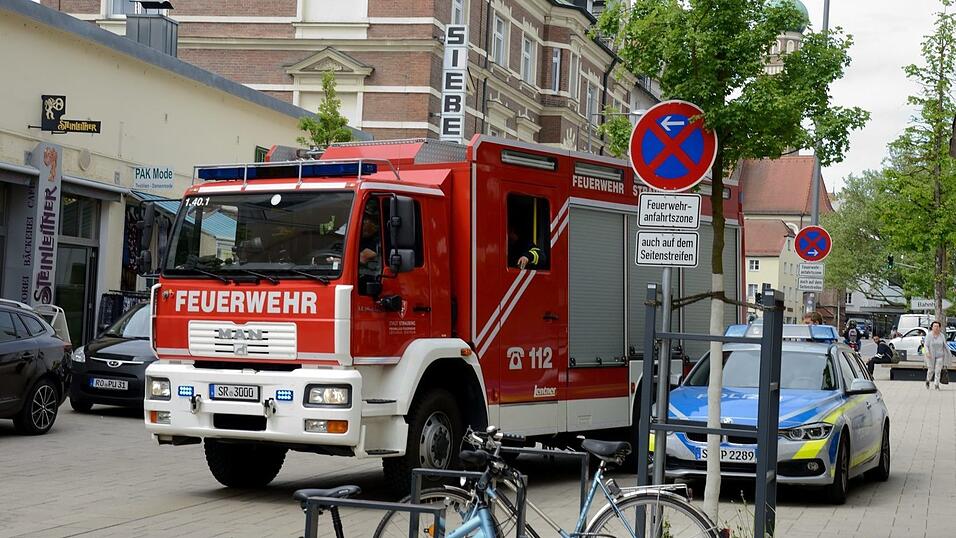 Mehrere L&ouml;schz&uuml;ge der Straubinger Feuerwehr sind am Mittwochnachmittag Richtung Bahnhof ausger&uuml;ckt.