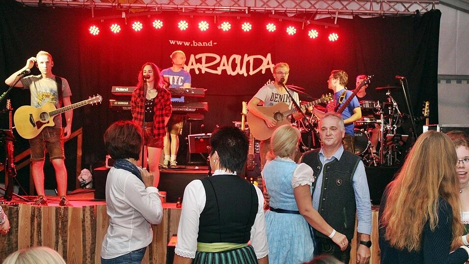 Die besten Bilder vom Wein- und Wei&szlig;bierfest des Burschenvereins Arth und der M&auml;dchengruppe.