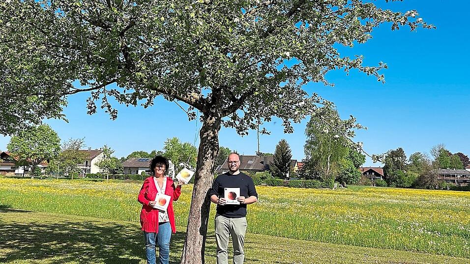 Bürgermeisterin Liane Sedlmeier und der Referent des Stadtmarketings stellen die Beschilderung der Obstbäume vor.