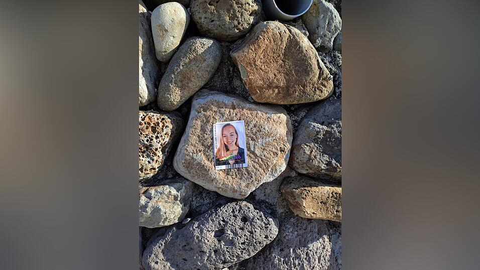 Auch auf Steinen kleben mittlerweile Fotos von Samina mit dem f&uuml;r sie so typischen strahlenden L&auml;cheln.